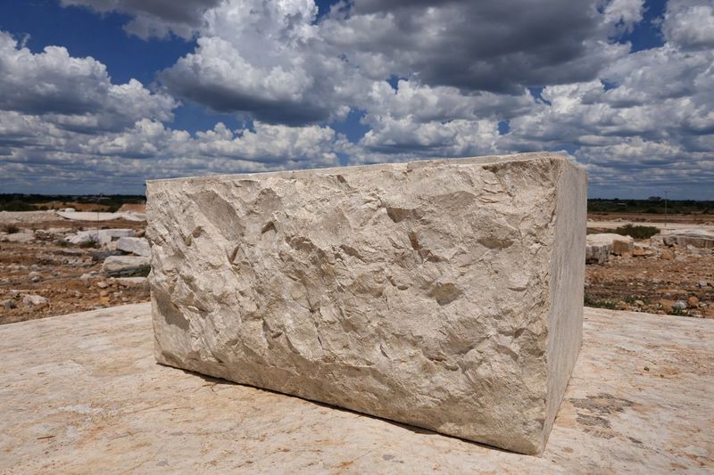 Bloco de travertino bruto selecionado