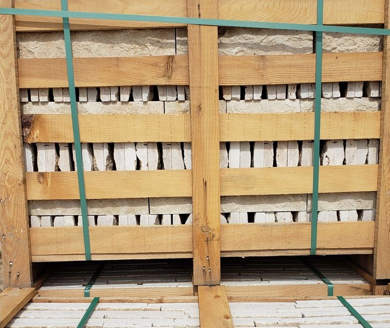Pallets de pedra embalados prontos para retirada